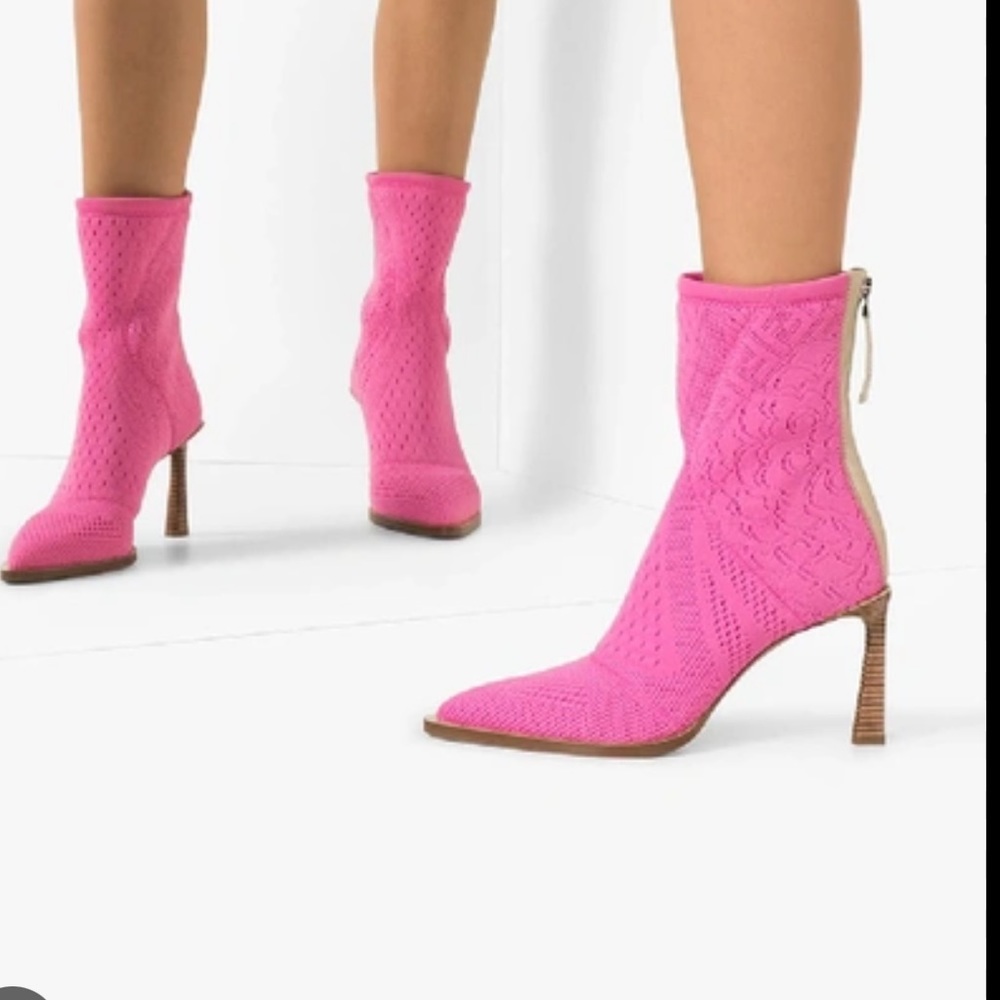 Fendi $1100 pink boots great pre owned condition. Size 38